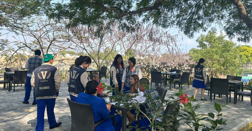 ESTUDIANTES DE LA UNIDAD EDUCATIVA NAZARET VISITAN EL CAMPUS MANABÍ DE LA UTE