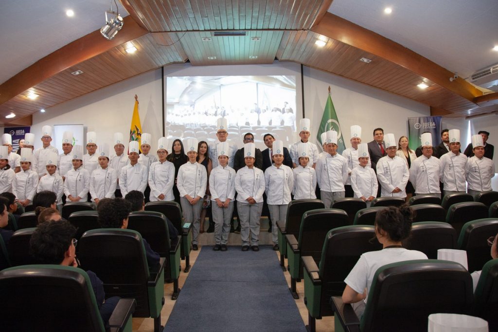 ESTUDIANTES DE GASTRONOMÍA DE LA UTE INICIAN UNA NUEVA ETAPA CON LA INVESTIDURA DE UNIFORMES