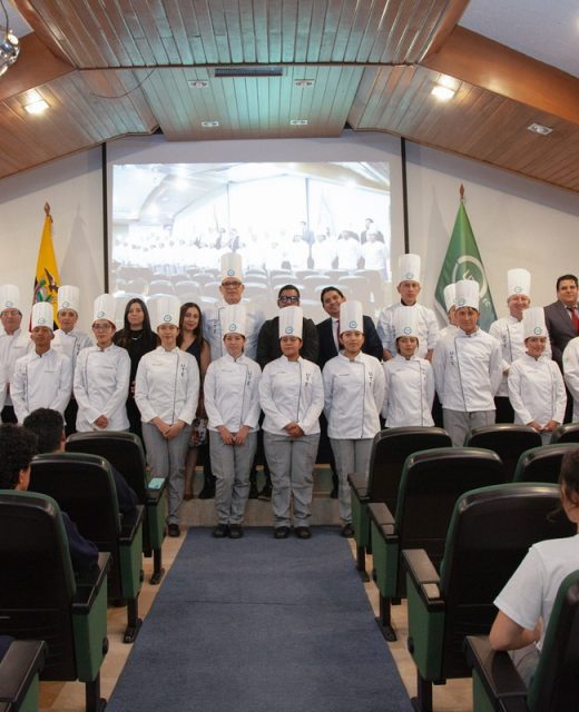 ESTUDIANTES DE GASTRONOMÍA DE LA UTE INICIAN UNA NUEVA ETAPA CON LA INVESTIDURA DE UNIFORMES