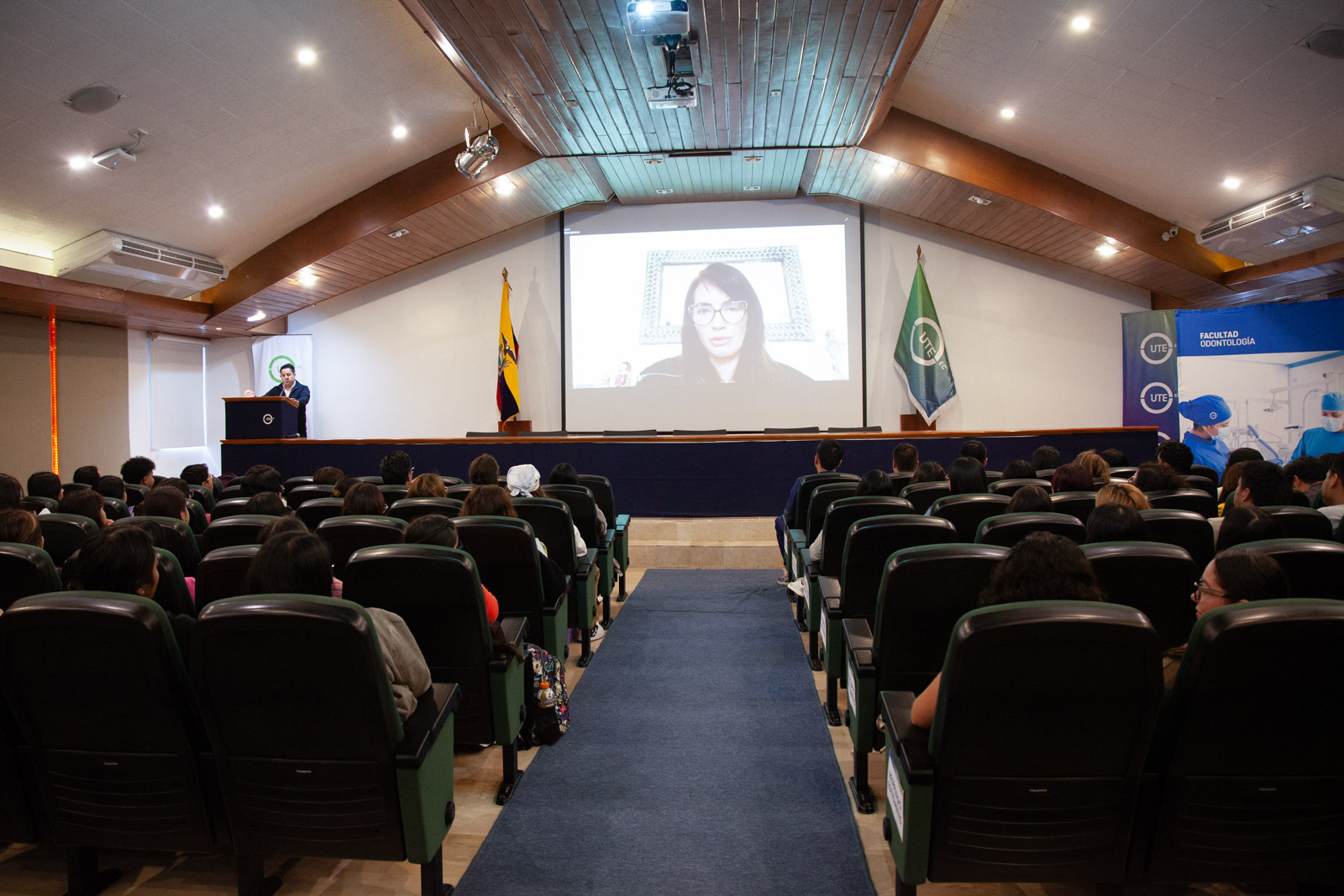 Clases magistrales en odontología UTE