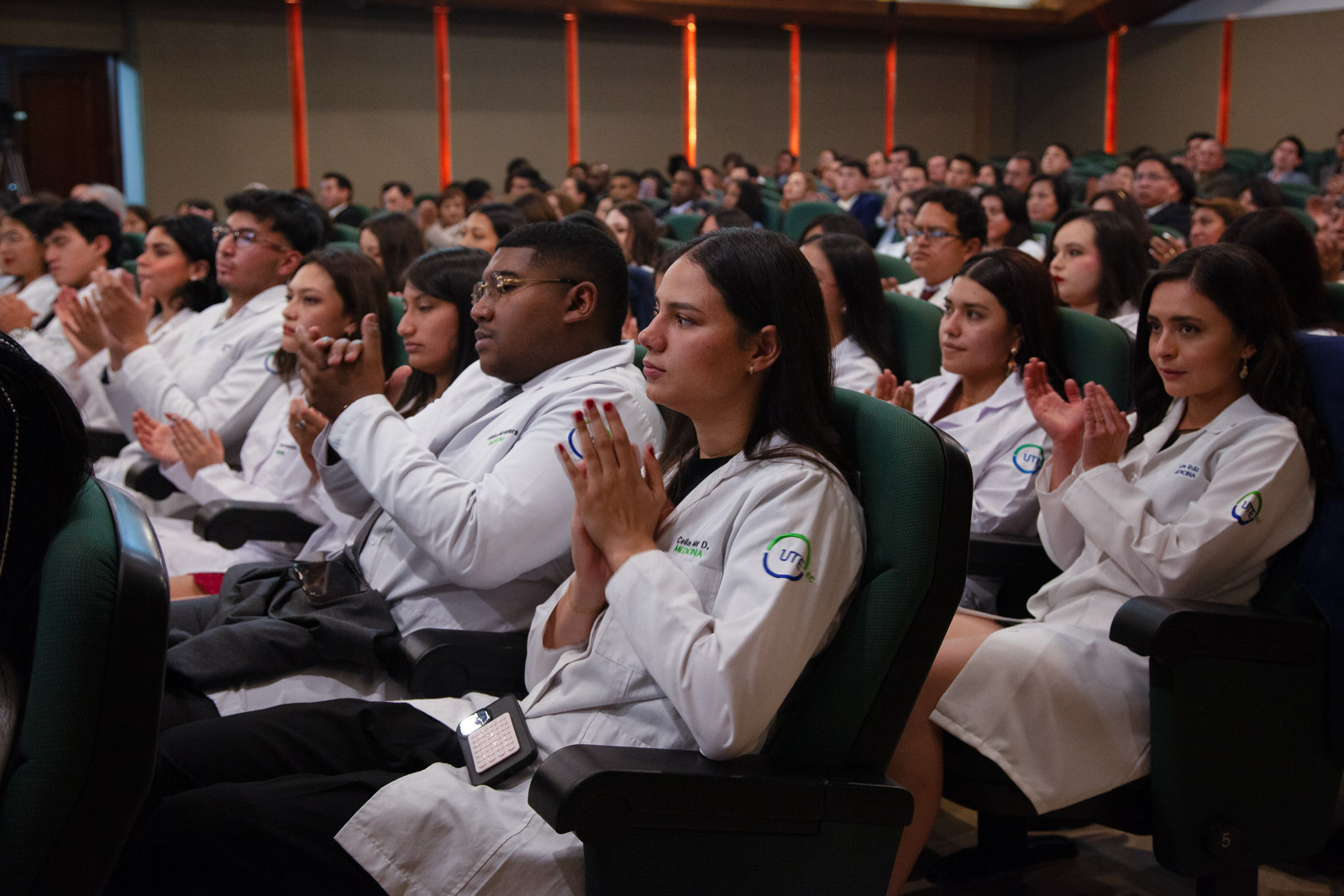 Estudiantes de medicina mandil blanco - UTE