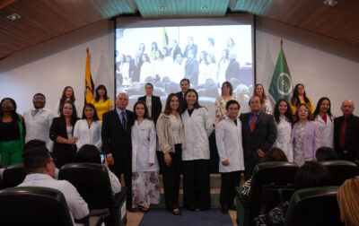 Estudiantes de medicina mandil blanco - UTE