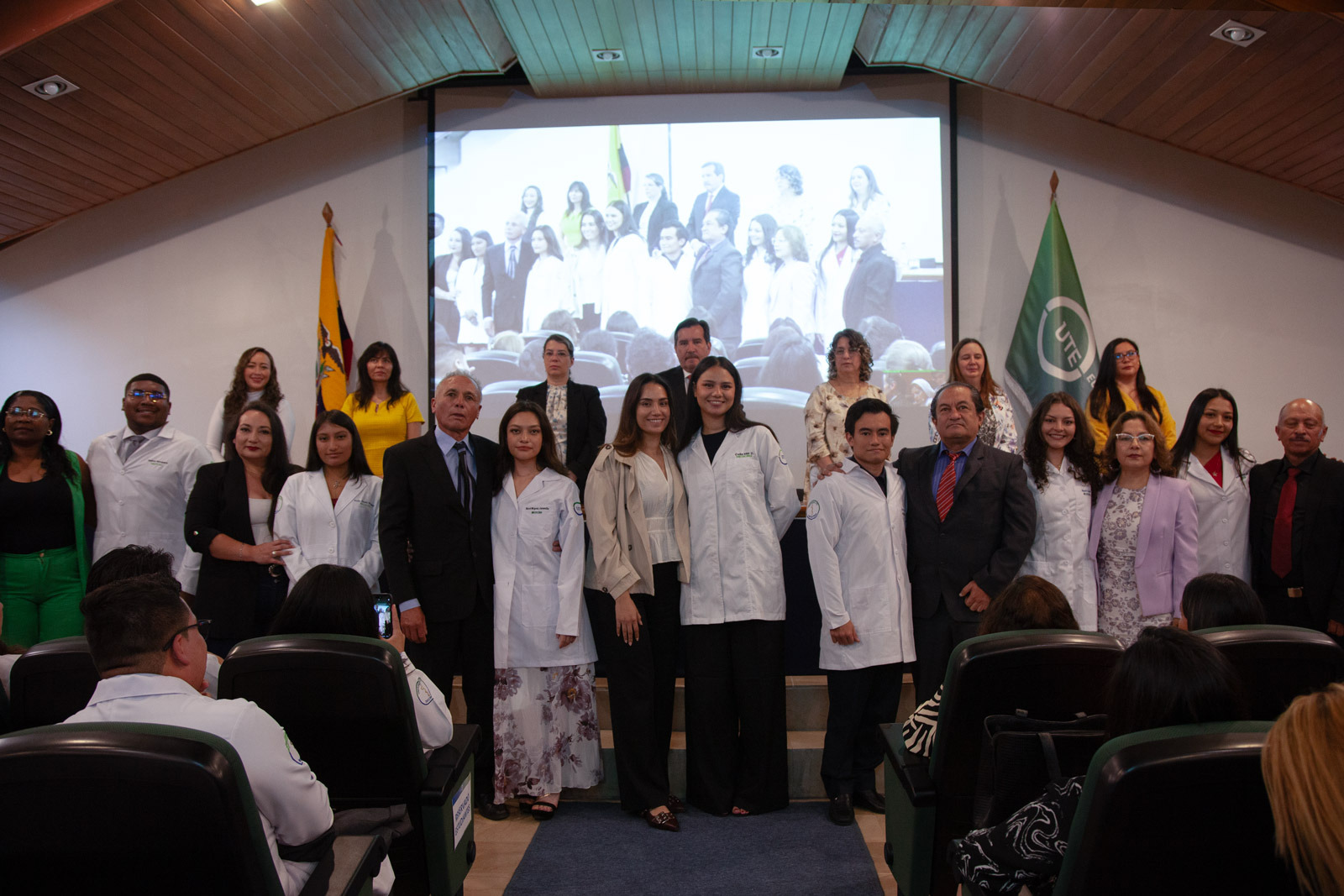 Estudiantes de medicina mandil blanco - UTE