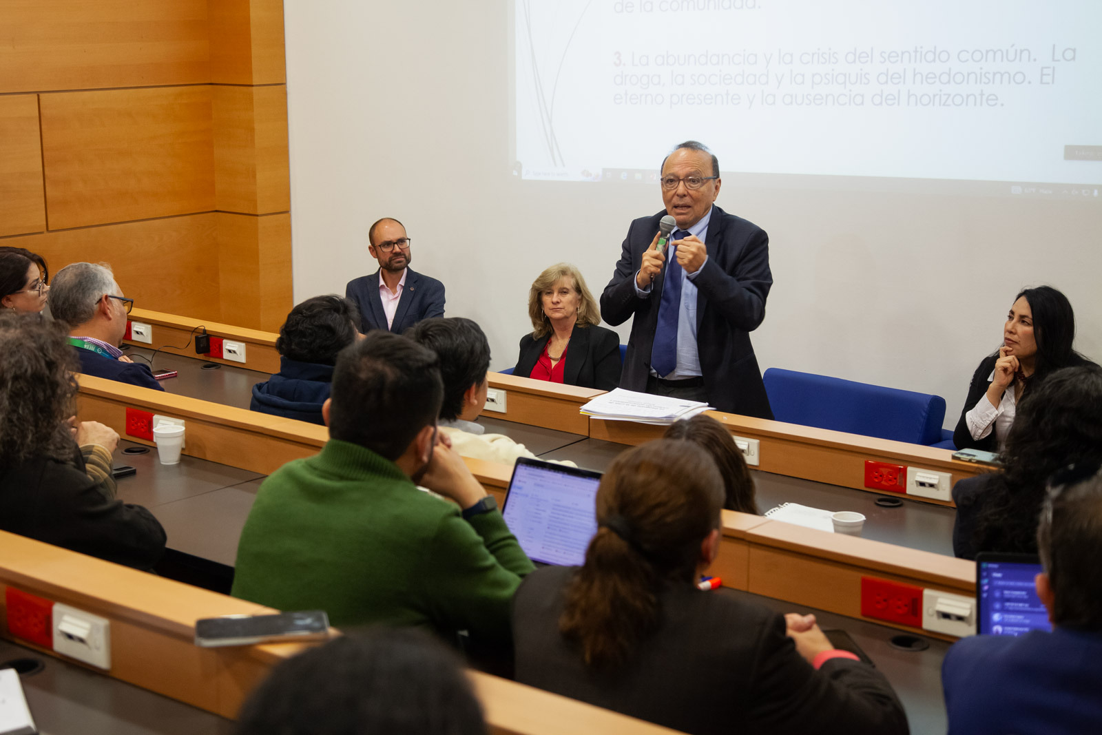 Derecho: Debate Gobernabilidad Global