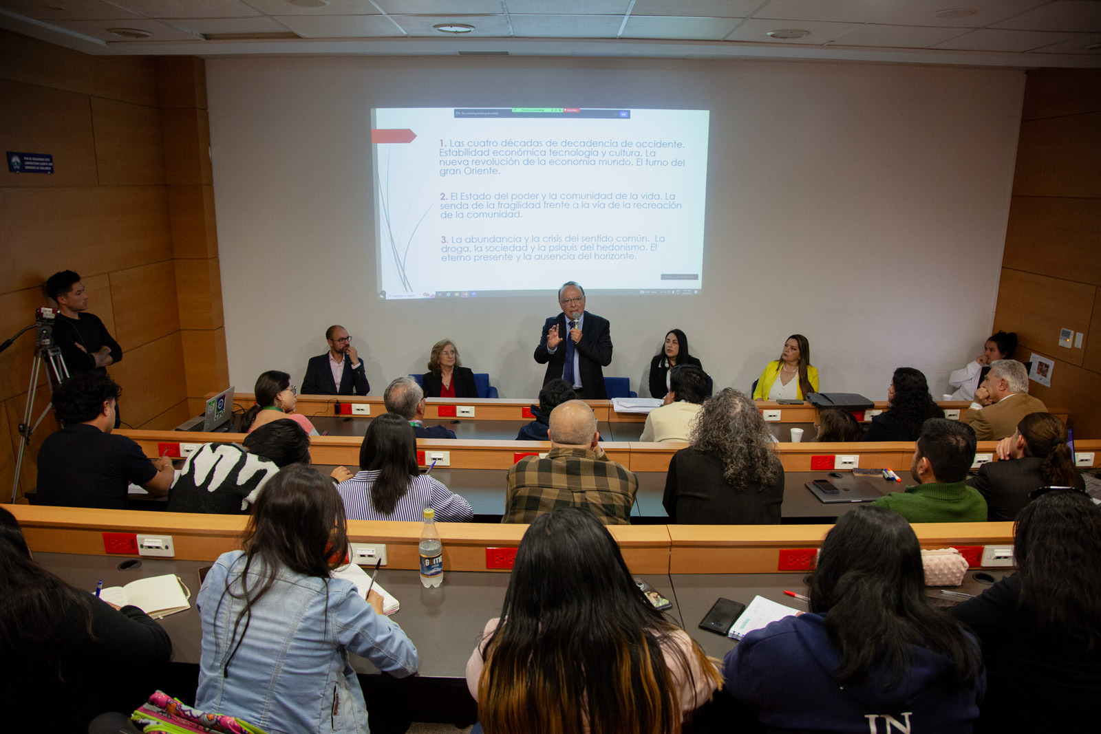 Derecho: Debate Gobernabilidad Global