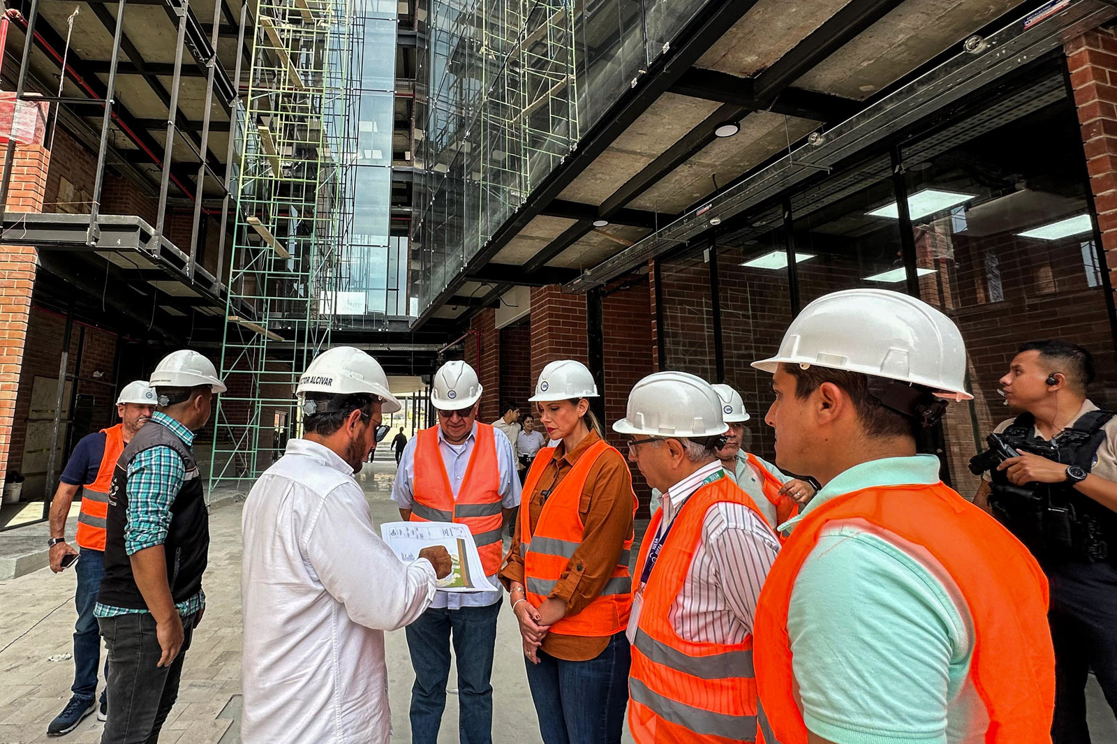 Alcaldesa de Manta visita UTE