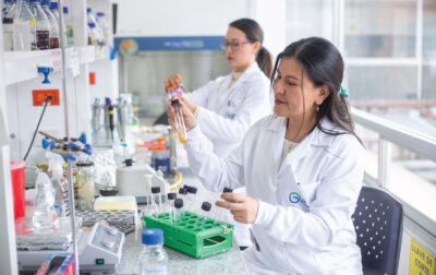 Mujer y niña en la ciencia UTE