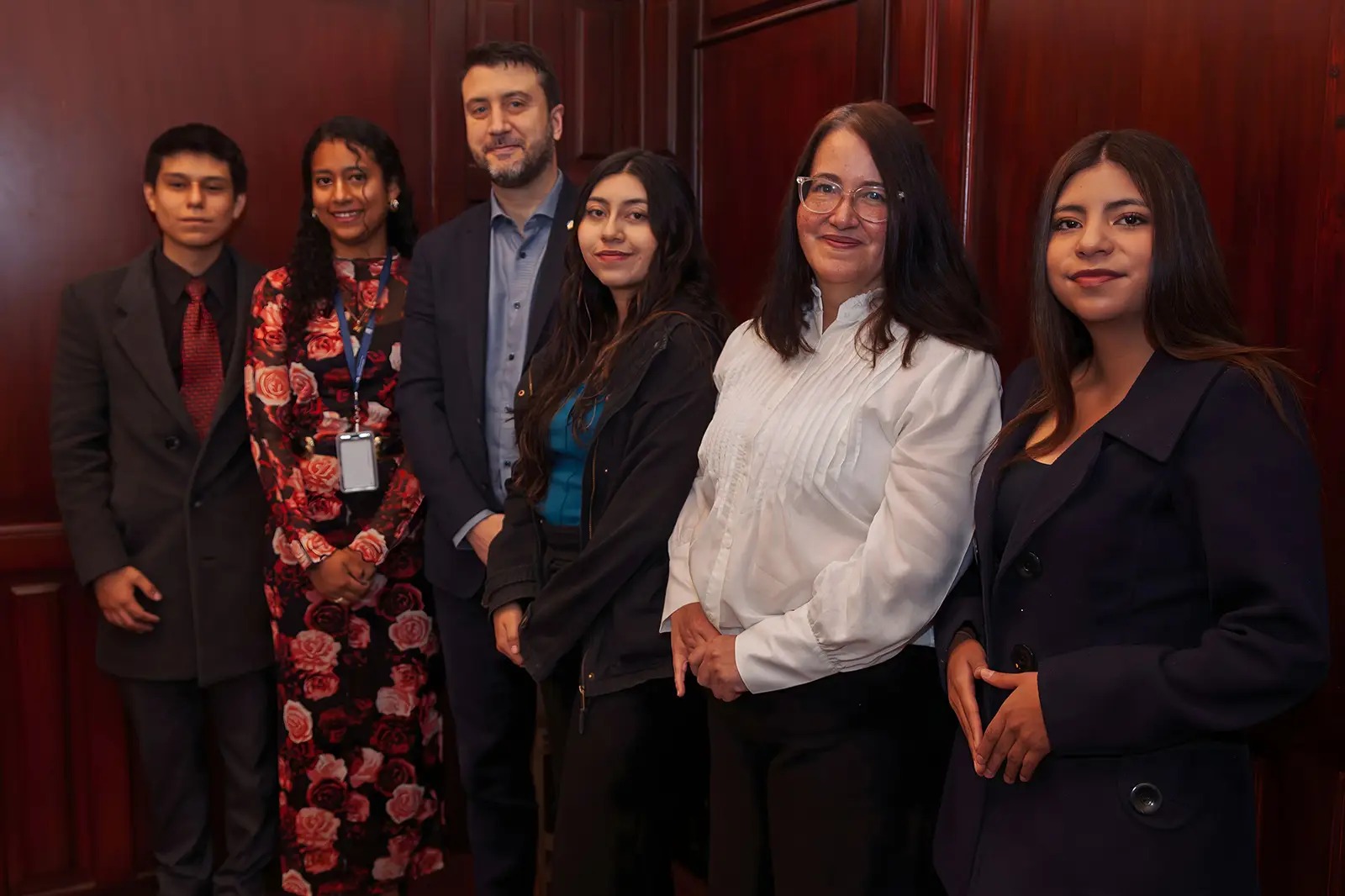 Rector Daniele Rocchio junto a estudiantes de la Universidad UTE que participaron en programas de movilidad académica internacional en Chile